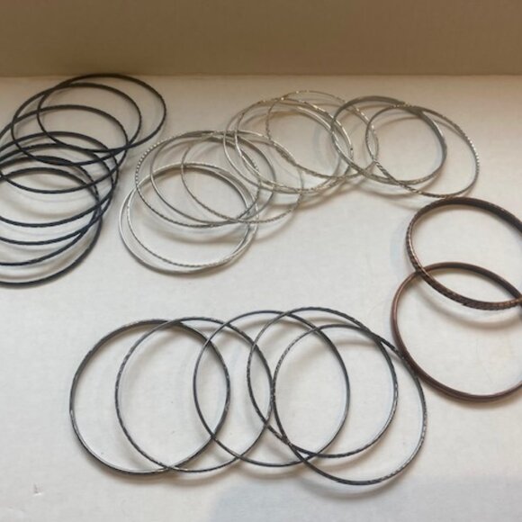 Vintage Bangle Lot 24 bangles Silver tone, black, copper tone and charcoal - Picture 3 of 9